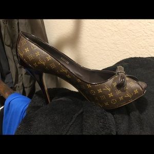 Used Louis Vuitton peep toe